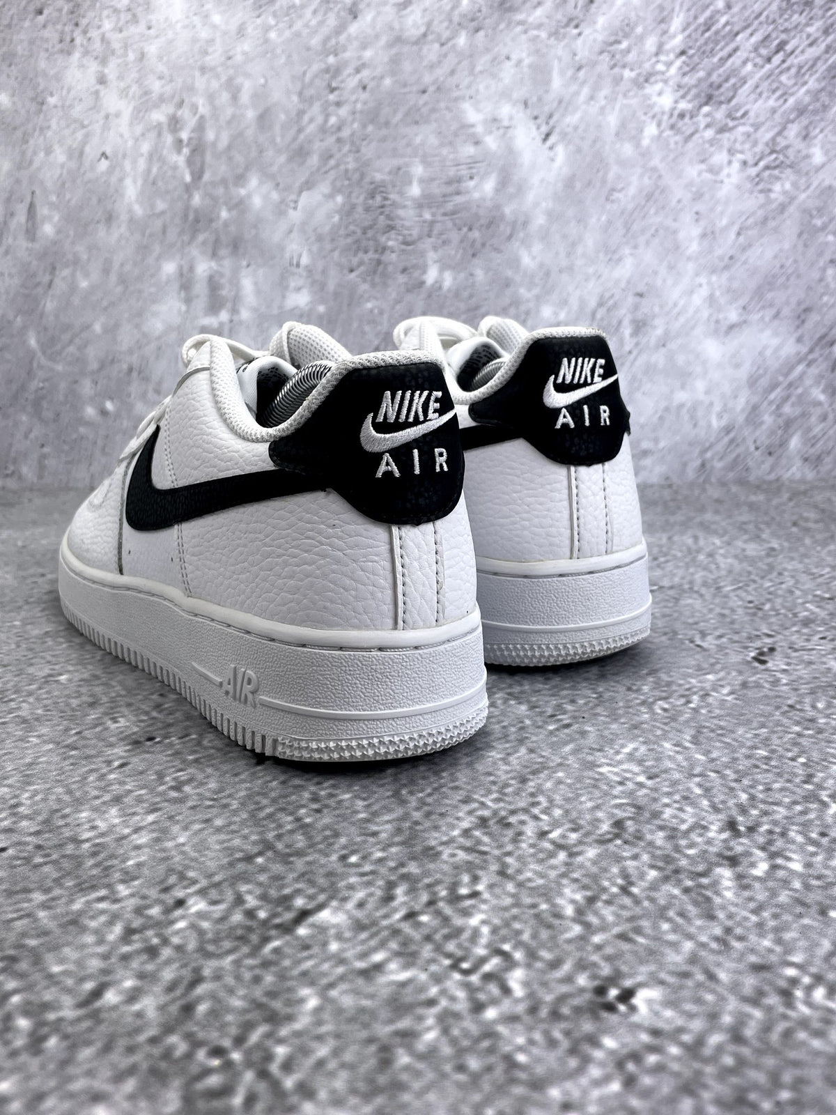 Nike Air Force 1 Low '07 White Black — buty sportowe damskie w bardzo dobrym stanie rozmiar 39, widok z tyłu