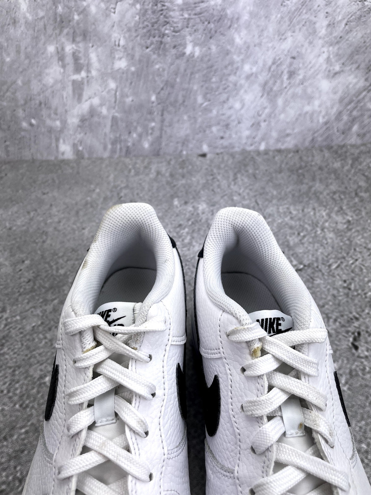 Nike Air Force 1 Low '07 White Black — buty sportowe damskie w bardzo dobrym stanie rozmiar 39, zapiętki butów