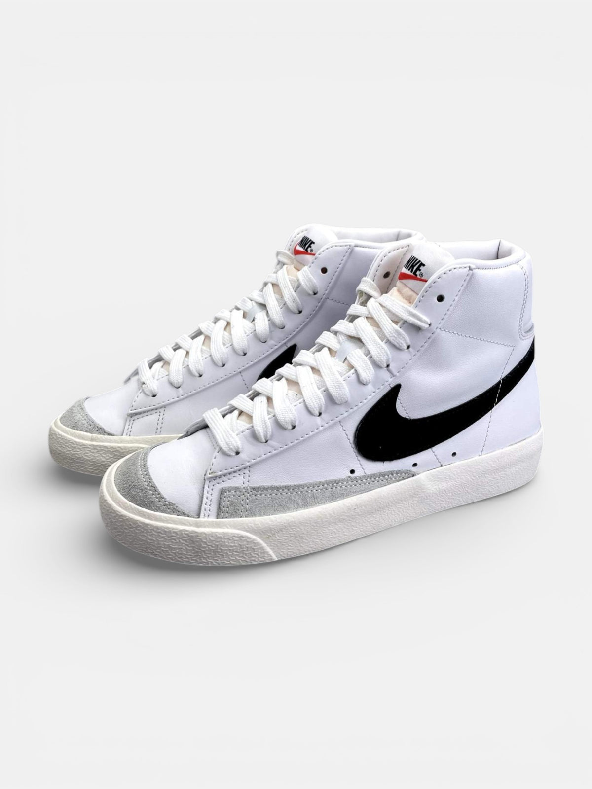 Nike Blazer Mid '77 White Black — buty sportowe damskie w bardzo dobrym stanie rozmiar 38.5, widok z boku