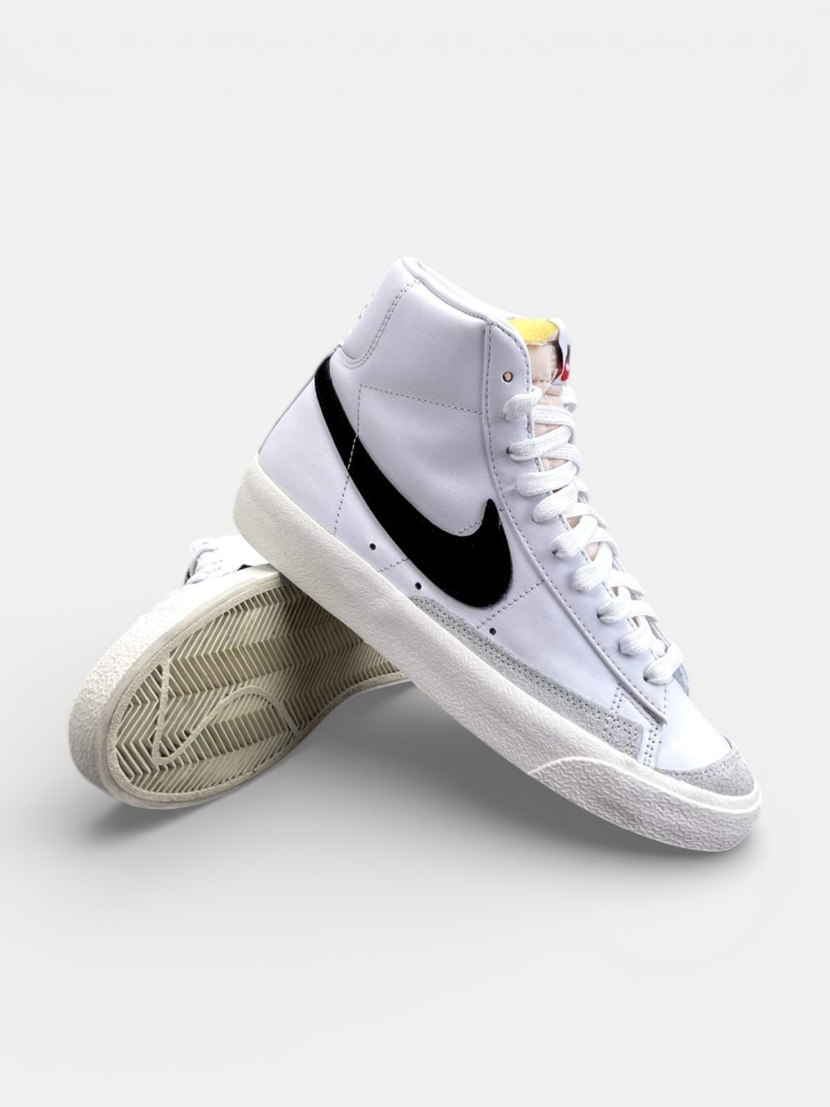 Nike Blazer Mid '77 White Black — buty sportowe damskie w bardzo dobrym stanie rozmiar 38.5, boczny profil