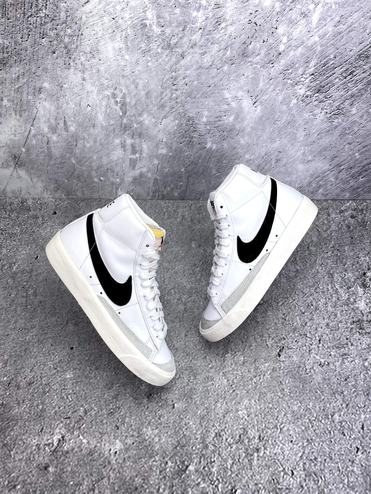 Nike Blazer Mid '77 White Black — buty sportowe damskie w bardzo dobrym stanie rozmiar 38.5, widok z góry na zewnętrzną stronę butów