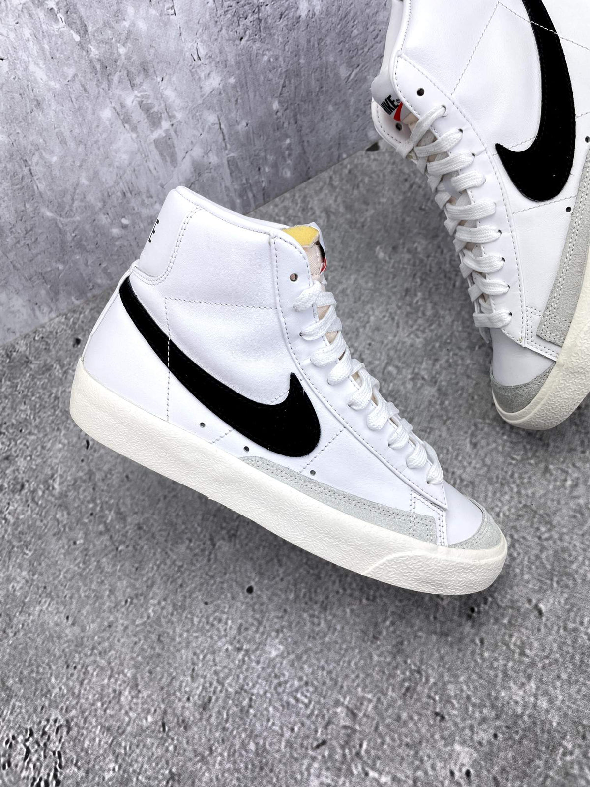 Nike Blazer Mid '77 White Black — buty sportowe damskie w bardzo dobrym stanie rozmiar 38.5, zewnętrzny panel prawego buta