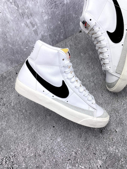 Nike Blazer Mid '77 White Black — buty sportowe damskie w bardzo dobrym stanie rozmiar 38.5, zewnętrzny panel prawego buta
