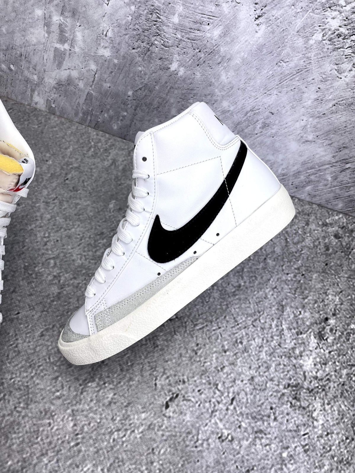 Nike Blazer Mid '77 White Black — buty sportowe damskie w bardzo dobrym stanie rozmiar 38.5, zewnętrzny panel lewego buta
