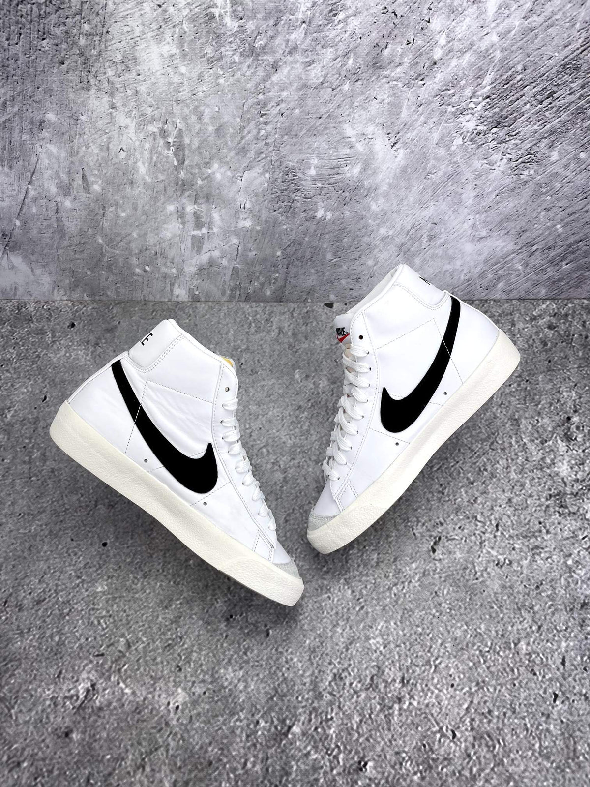 Nike Blazer Mid '77 White Black — buty sportowe damskie w bardzo dobrym stanie rozmiar 38.5, widok z góry na wewnętrzną stronę butów