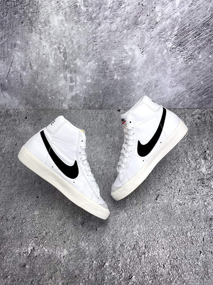 Nike Blazer Mid '77 White Black — buty sportowe damskie w bardzo dobrym stanie rozmiar 38.5, widok z góry na wewnętrzną stronę butów