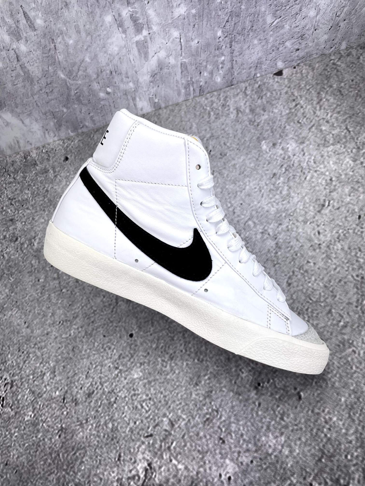 Nike Blazer Mid '77 White Black — buty sportowe damskie w bardzo dobrym stanie rozmiar 38.5, wewnętrzny panel lewego buta