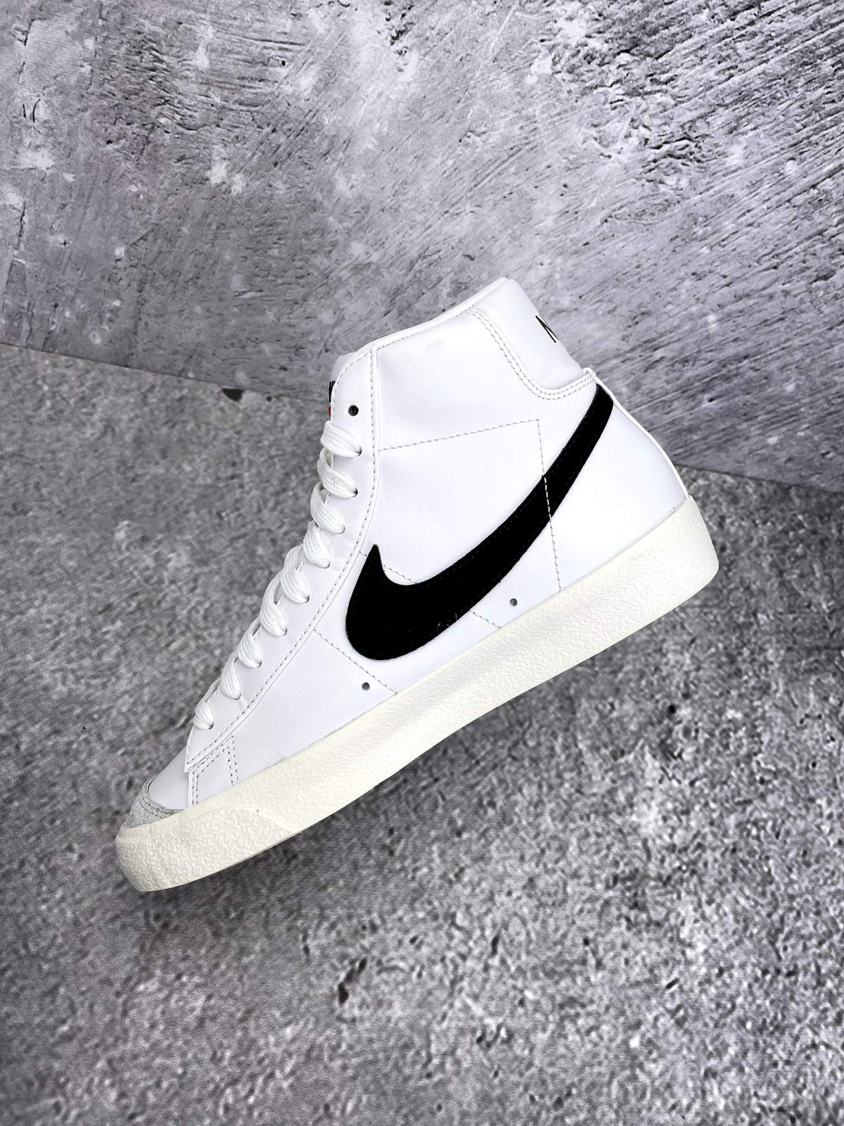 Nike Blazer Mid '77 White Black — buty sportowe damskie w bardzo dobrym stanie rozmiar 38.5, wewnętrzny panel prawego buta