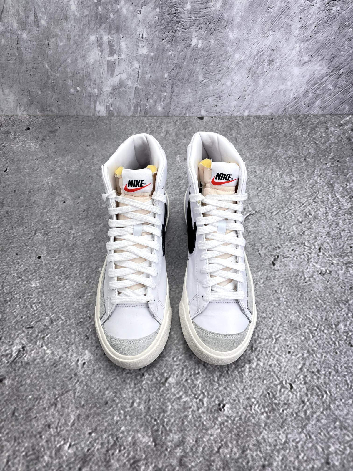 Nike Blazer Mid '77 White Black — buty sportowe damskie w bardzo dobrym stanie rozmiar 38.5, widok z góry