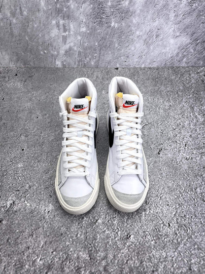 Nike Blazer Mid '77 White Black — buty sportowe damskie w bardzo dobrym stanie rozmiar 38.5, widok z góry