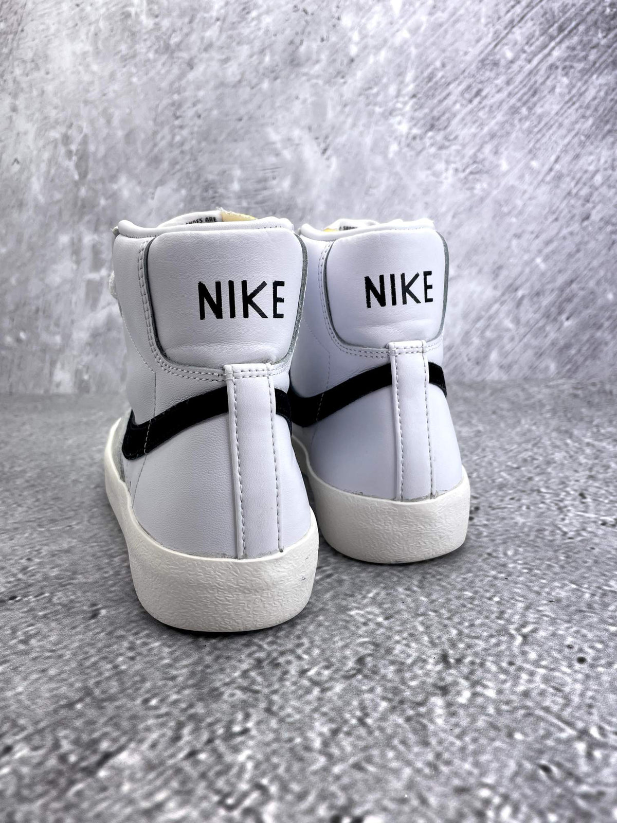 Nike Blazer Mid '77 White Black — buty sportowe damskie w bardzo dobrym stanie rozmiar 38.5, widok z tyłu