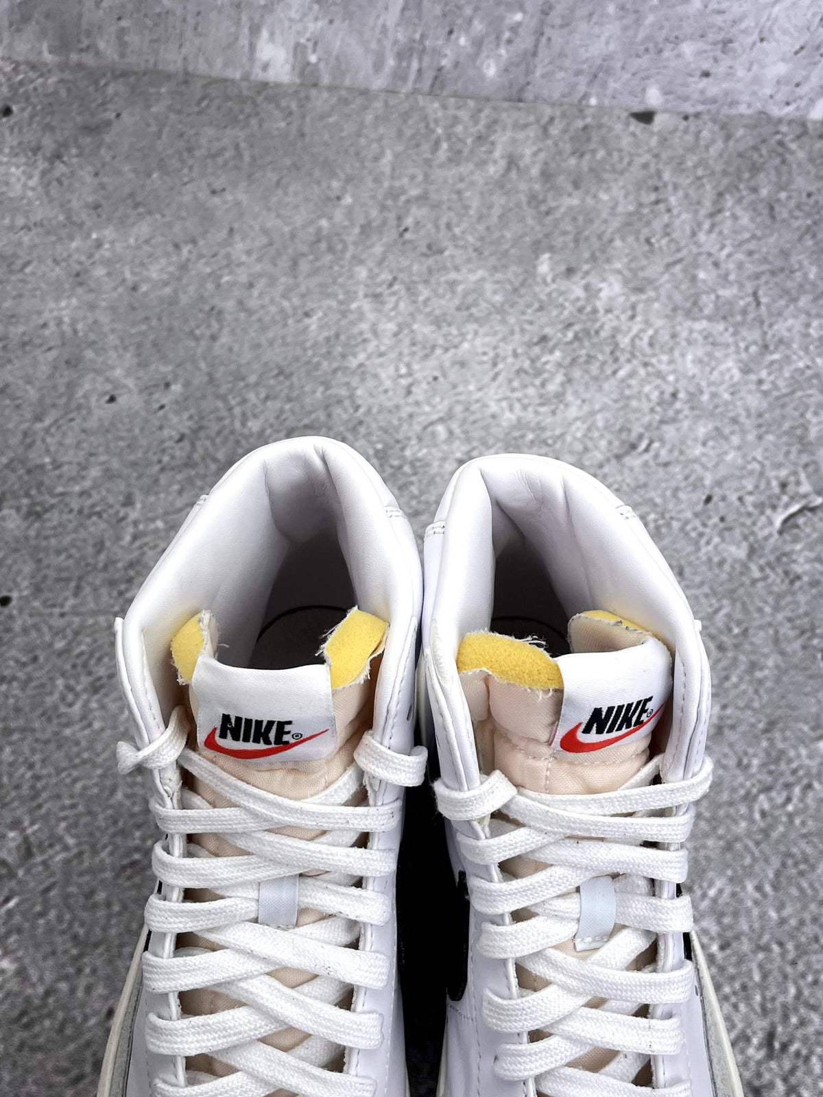 Nike Blazer Mid '77 White Black — buty sportowe damskie w bardzo dobrym stanie rozmiar 38.5, zapiętki butów