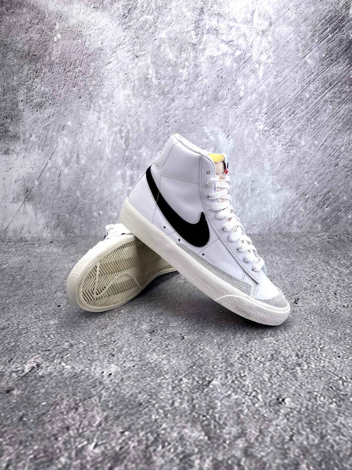 Nike Blazer Mid '77 White Black — buty sportowe damskie w bardzo dobrym stanie rozmiar 38.5, opcjonalne zdjęcie 1