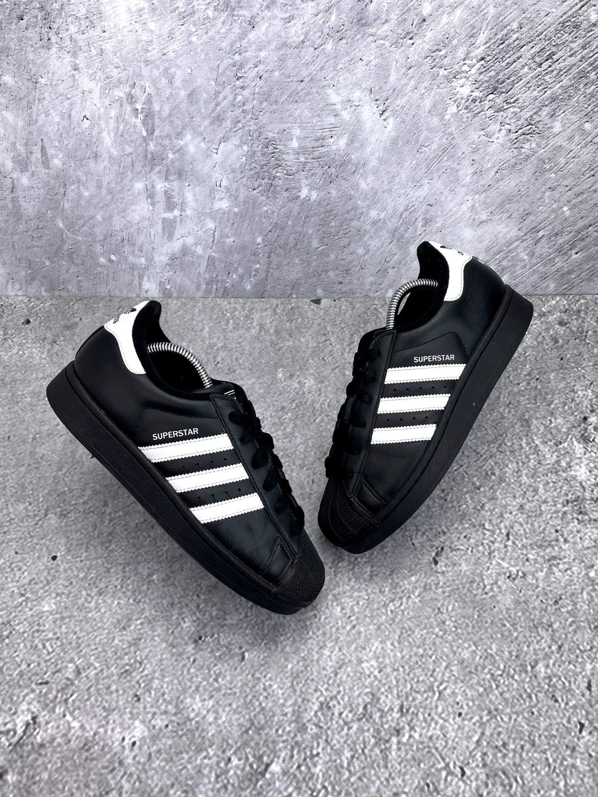 Adidas Superstar II — buty sportowe damskie w bardzo dobrym stanie rozmiar 38 2/3, widok z góry na zewnętrzną stronę butów