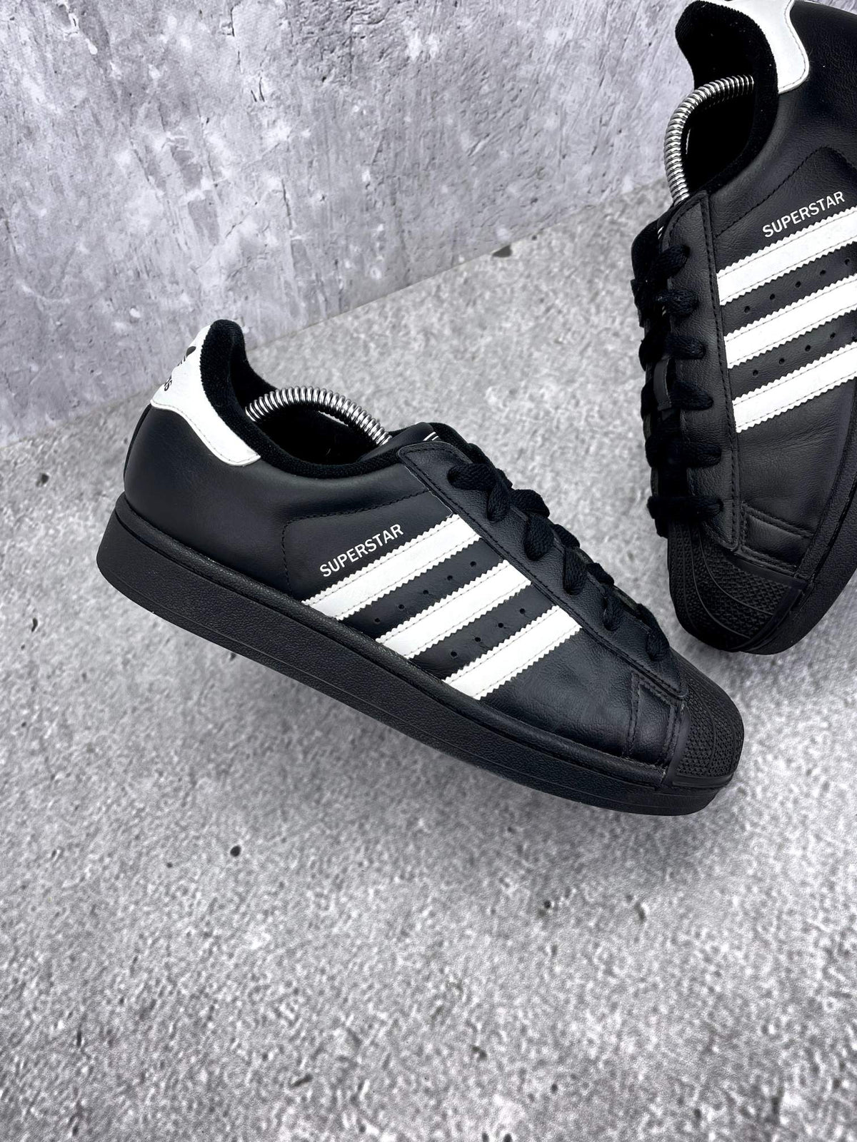 Adidas Superstar II — buty sportowe damskie w bardzo dobrym stanie rozmiar 38 2/3, zewnętrzny panel prawego buta