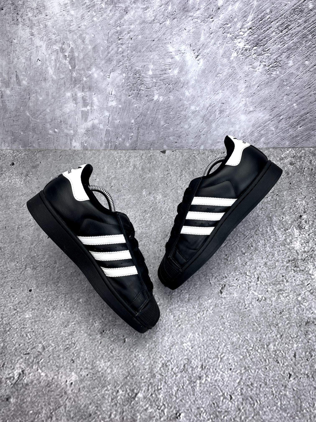 Adidas Superstar II — buty sportowe damskie w bardzo dobrym stanie rozmiar 38 2/3, widok z góry na wewnętrzną stronę butów