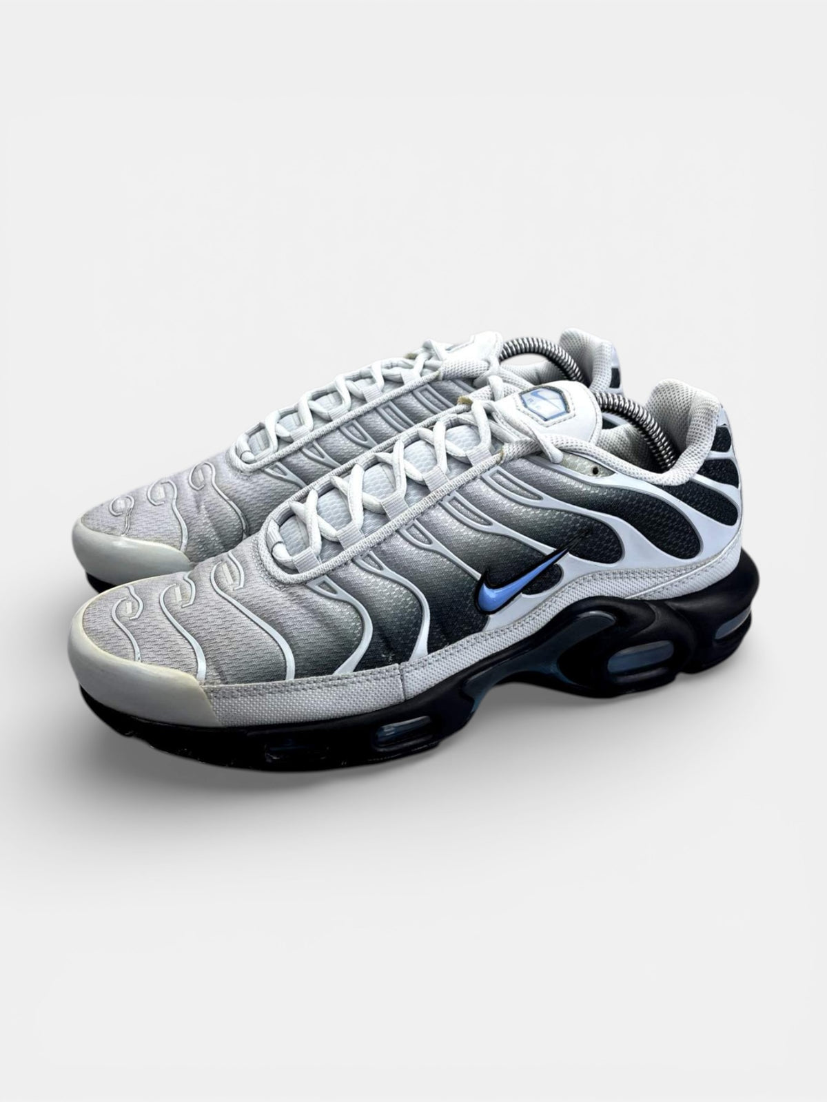 Nike Air Max Plus Pure Platinum University Blue — buty sportowe męskie w bardzo dobrym stanie rozmiar 42.5, widok z boku