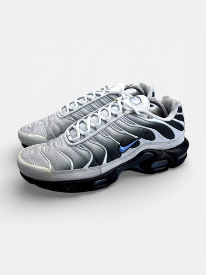 Nike Air Max Plus Pure Platinum University Blue — buty sportowe męskie w bardzo dobrym stanie rozmiar 42.5, widok z boku