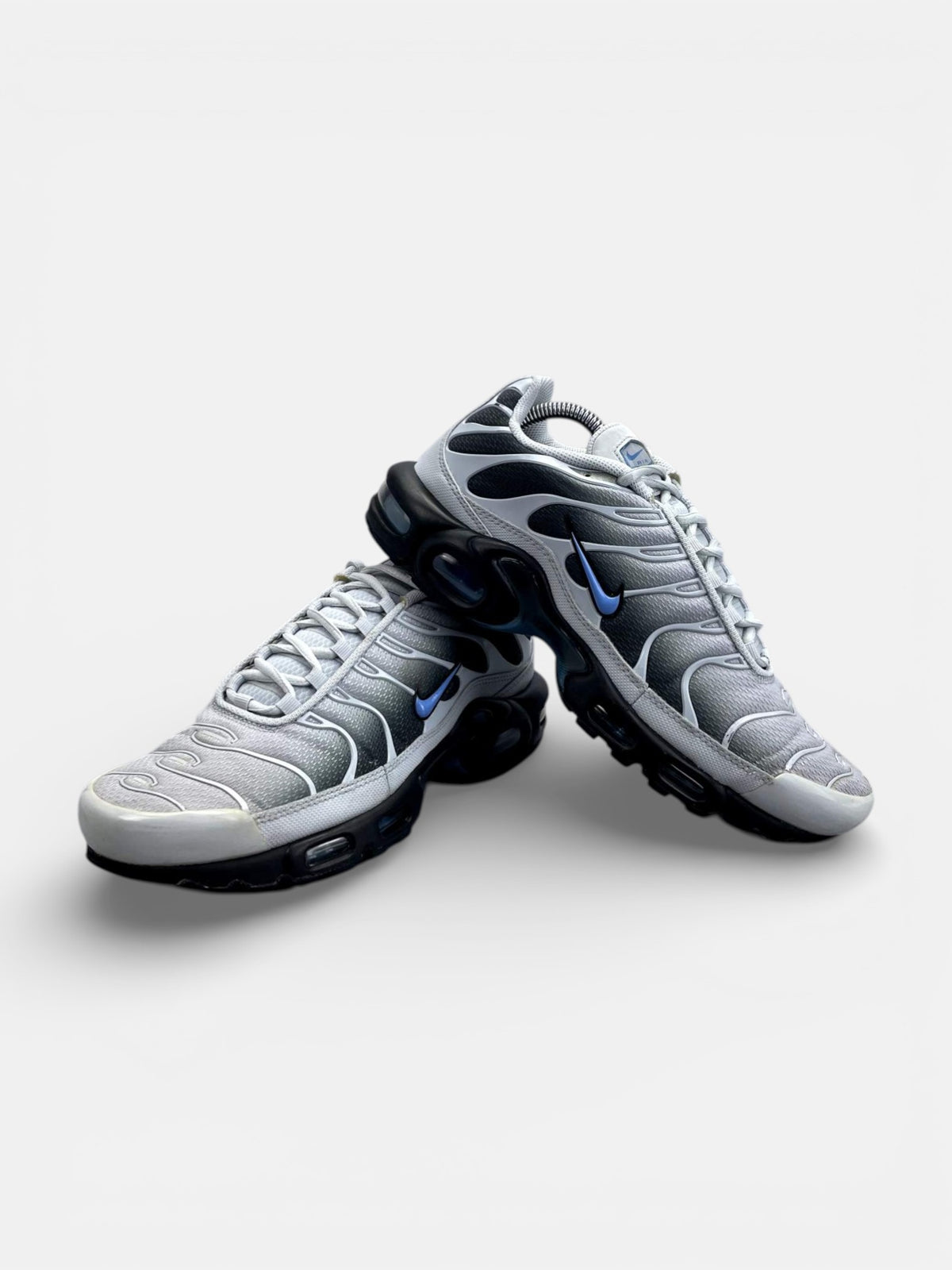 Nike Air Max Plus Pure Platinum University Blue — buty sportowe męskie w bardzo dobrym stanie rozmiar 42.5, boczny profil