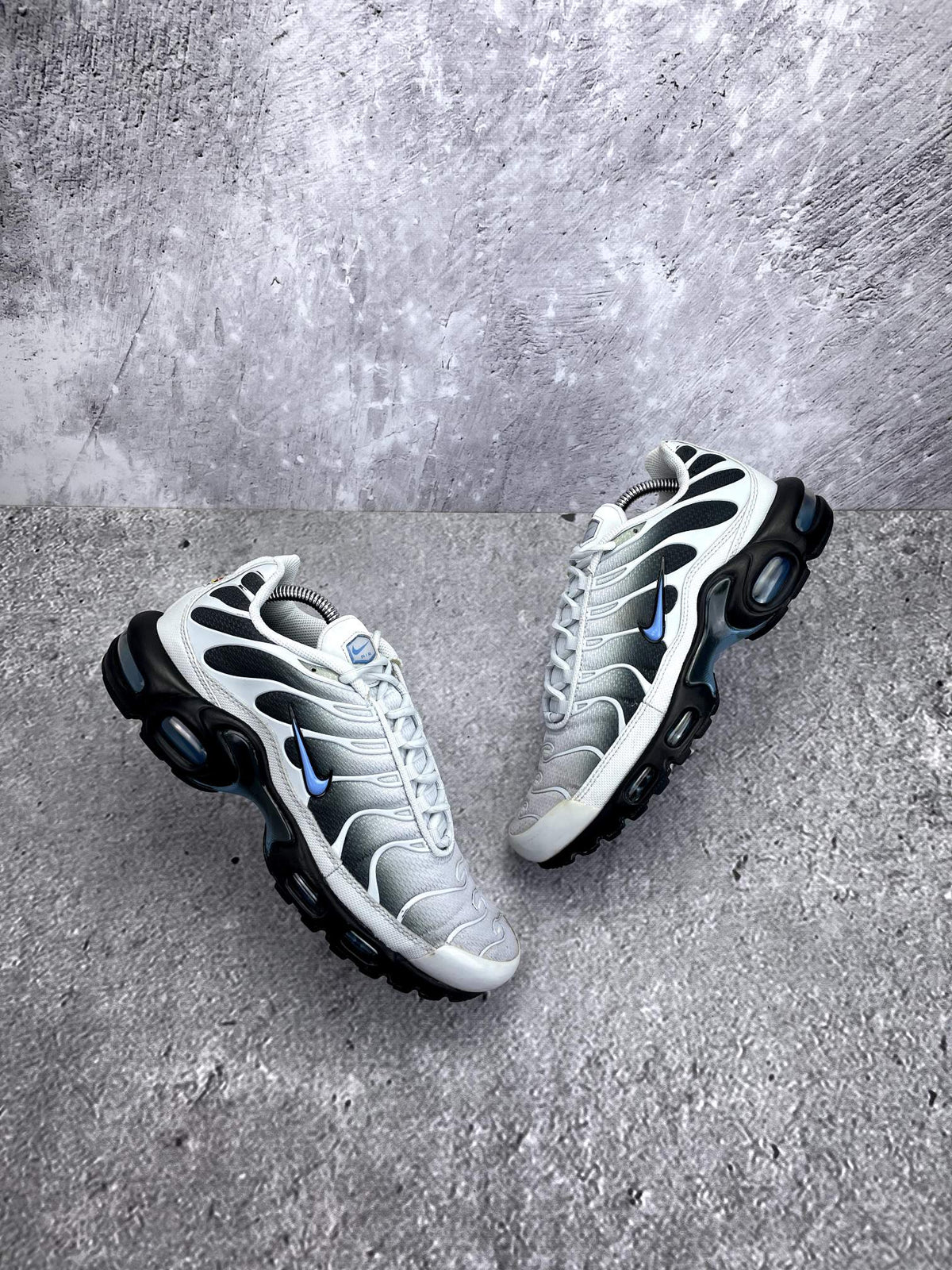 Nike Air Max Plus Pure Platinum University Blue — buty sportowe męskie w bardzo dobrym stanie rozmiar 42.5, widok z góry na zewnętrzną stronę butów
