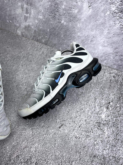 Nike Air Max Plus Pure Platinum University Blue — buty sportowe męskie w bardzo dobrym stanie rozmiar 42.5, zewnętrzny panel prawego buta
