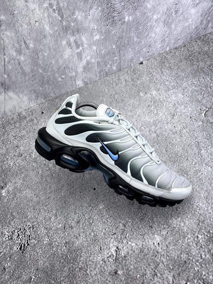 Nike Air Max Plus Pure Platinum University Blue — buty sportowe męskie w bardzo dobrym stanie rozmiar 42.5, zewnętrzny panel lewego buta