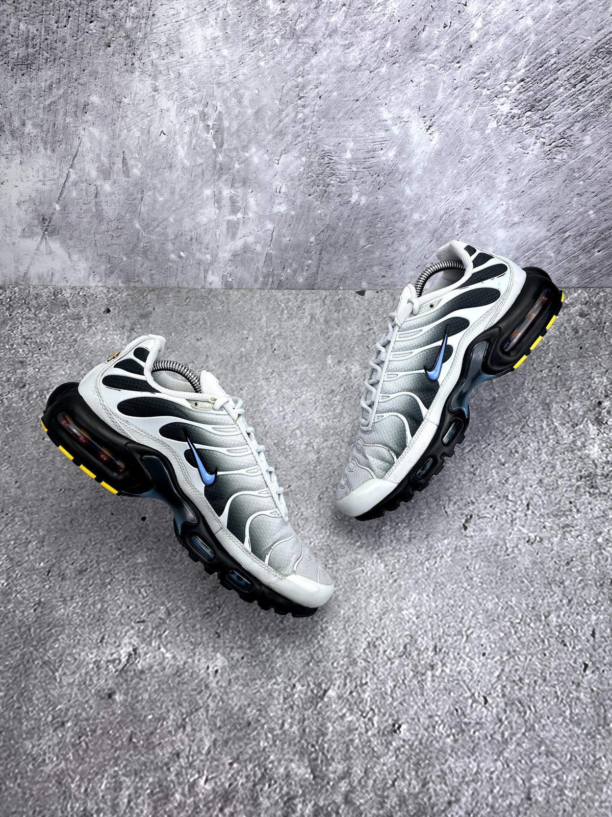 Nike Air Max Plus Pure Platinum University Blue — buty sportowe męskie w bardzo dobrym stanie rozmiar 42.5, widok z góry na wewnętrzną stronę butów