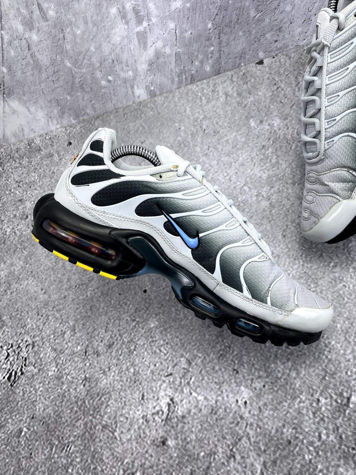 Nike Air Max Plus Pure Platinum University Blue — buty sportowe męskie w bardzo dobrym stanie rozmiar 42.5, wewnętrzny panel lewego buta