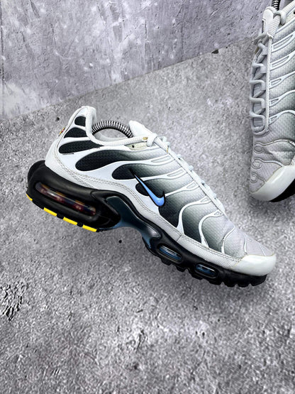 Nike Air Max Plus Pure Platinum University Blue — buty sportowe męskie w bardzo dobrym stanie rozmiar 42.5, wewnętrzny panel lewego buta