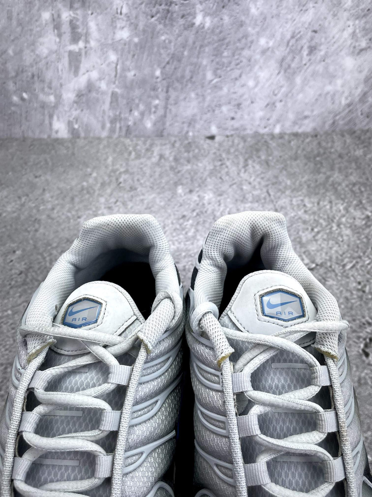 Nike Air Max Plus Pure Platinum University Blue — buty sportowe męskie w bardzo dobrym stanie rozmiar 42.5, zapiętki butów