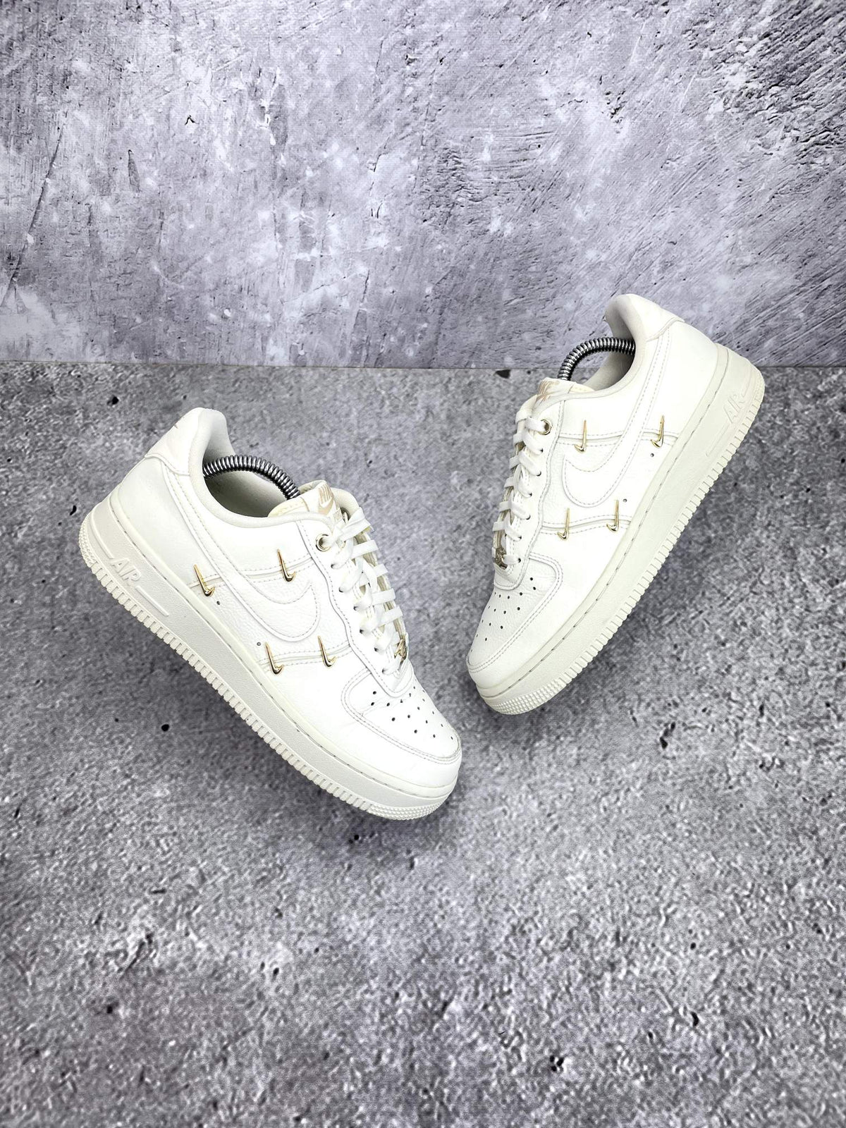Nike Air Force 1 Low — buty sportowe damskie w bardzo dobrym stanie rozmiar 38, widok z góry na zewnętrzną stronę butów