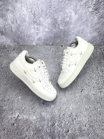 Nike Air Force 1 Low — buty sportowe damskie w bardzo dobrym stanie rozmiar 38, widok z góry na zewnętrzną stronę butów
