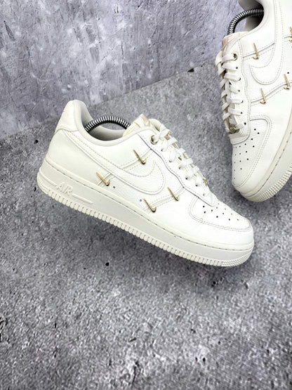 Nike Air Force 1 Low — buty sportowe damskie w bardzo dobrym stanie rozmiar 38, zewnętrzny panel prawego buta