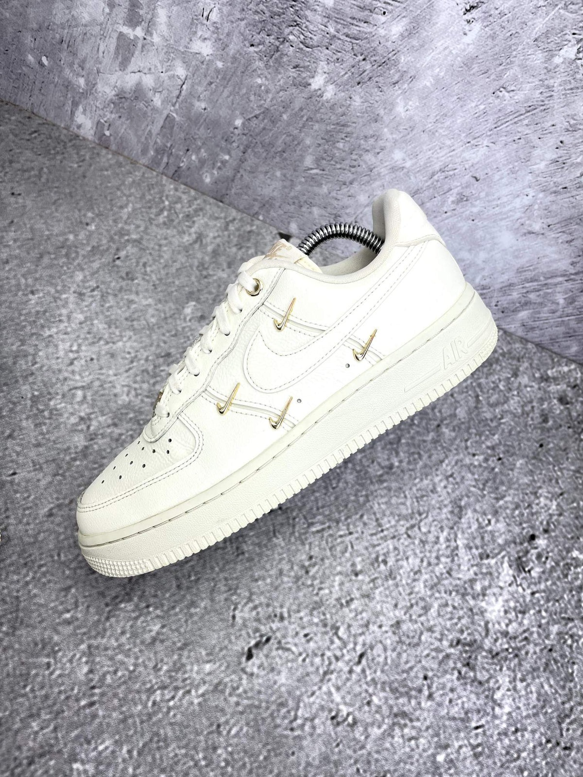 Nike Air Force 1 Low — buty sportowe damskie w bardzo dobrym stanie rozmiar 38, zewnętrzny panel lewego buta