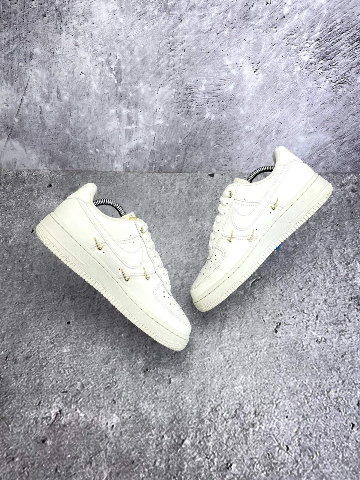 Nike Air Force 1 Low — buty sportowe damskie w bardzo dobrym stanie rozmiar 38, widok z góry na wewnętrzną stronę butów