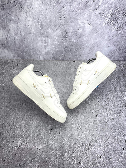 Nike Air Force 1 Low — buty sportowe damskie w bardzo dobrym stanie rozmiar 38, widok z góry na wewnętrzną stronę butów