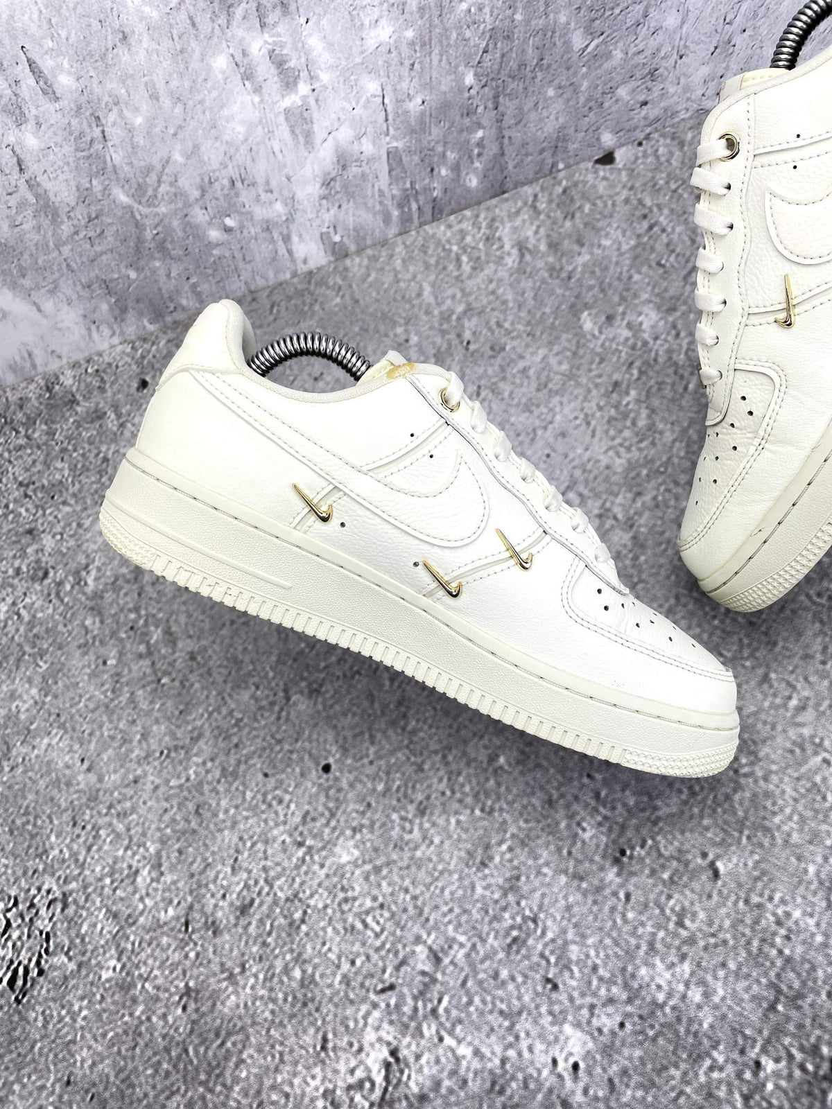 Nike Air Force 1 Low — buty sportowe damskie w bardzo dobrym stanie rozmiar 38, wewnętrzny panel lewego buta