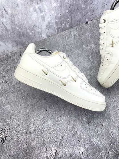 Nike Air Force 1 Low — buty sportowe damskie w bardzo dobrym stanie rozmiar 38, wewnętrzny panel lewego buta