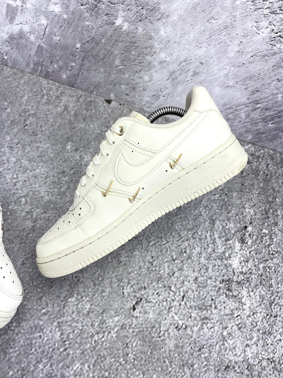 Nike Air Force 1 Low — buty sportowe damskie w bardzo dobrym stanie rozmiar 38, wewnętrzny panel prawego buta