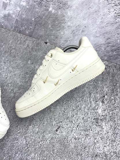 Nike Air Force 1 Low — buty sportowe damskie w bardzo dobrym stanie rozmiar 38, wewnętrzny panel prawego buta