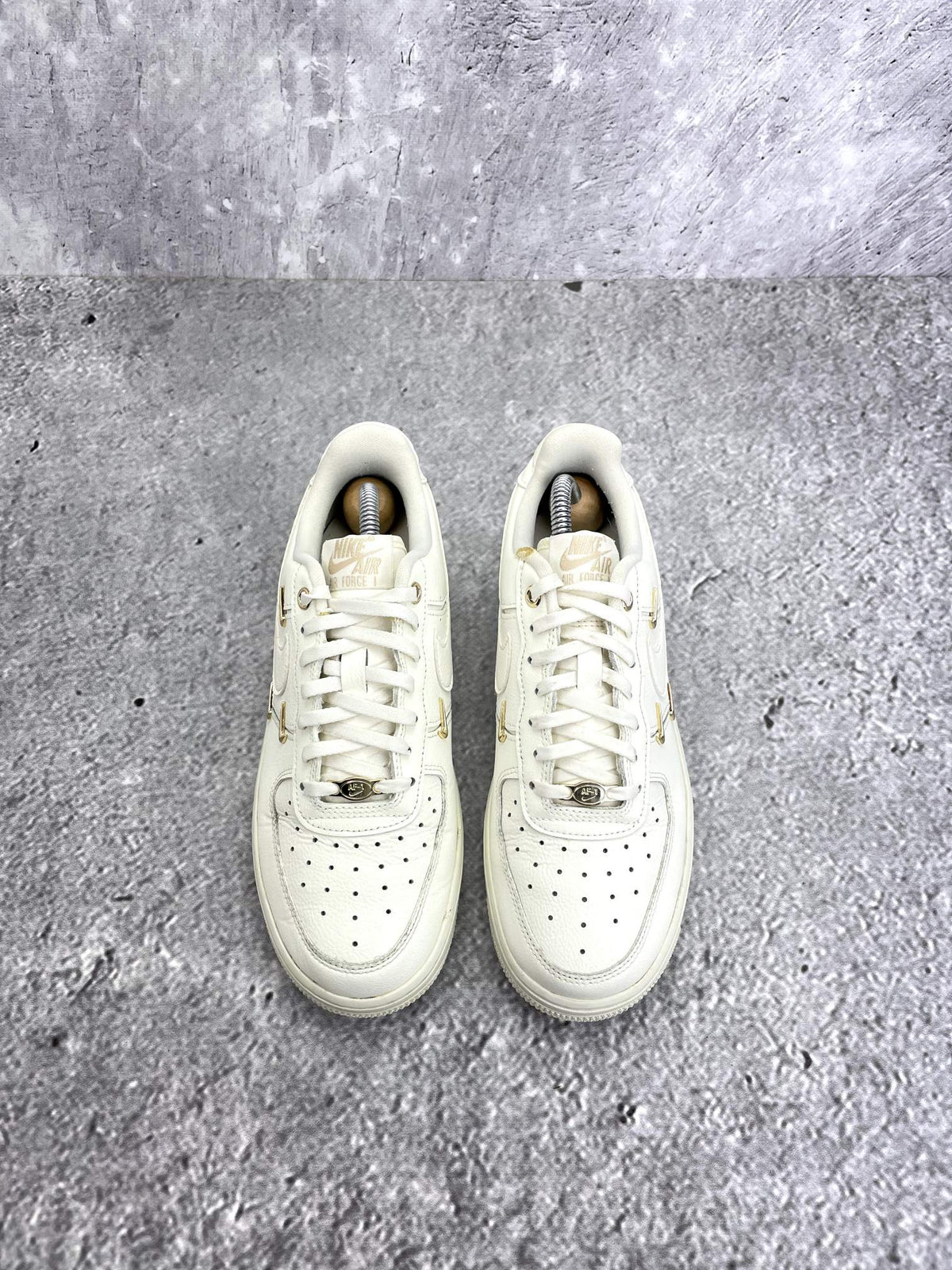 Nike Air Force 1 Low — buty sportowe damskie w bardzo dobrym stanie rozmiar 38, widok z góry