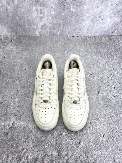 Nike Air Force 1 Low — buty sportowe damskie w bardzo dobrym stanie rozmiar 38, widok z góry