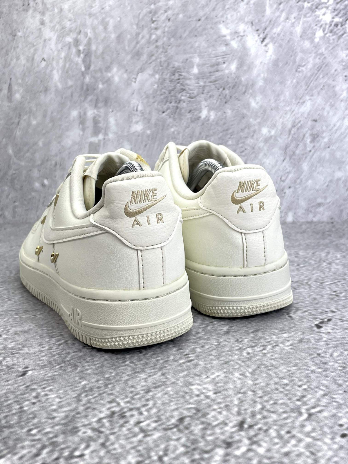 Nike Air Force 1 Low — buty sportowe damskie w bardzo dobrym stanie rozmiar 38, widok z tyłu