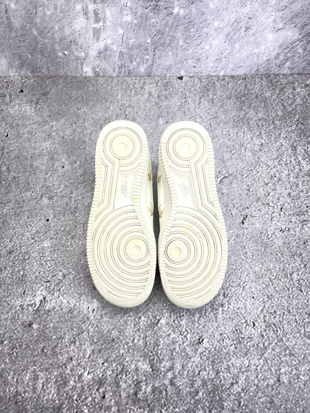 Nike Air Force 1 Low — buty sportowe damskie w bardzo dobrym stanie rozmiar 38, podeszwa