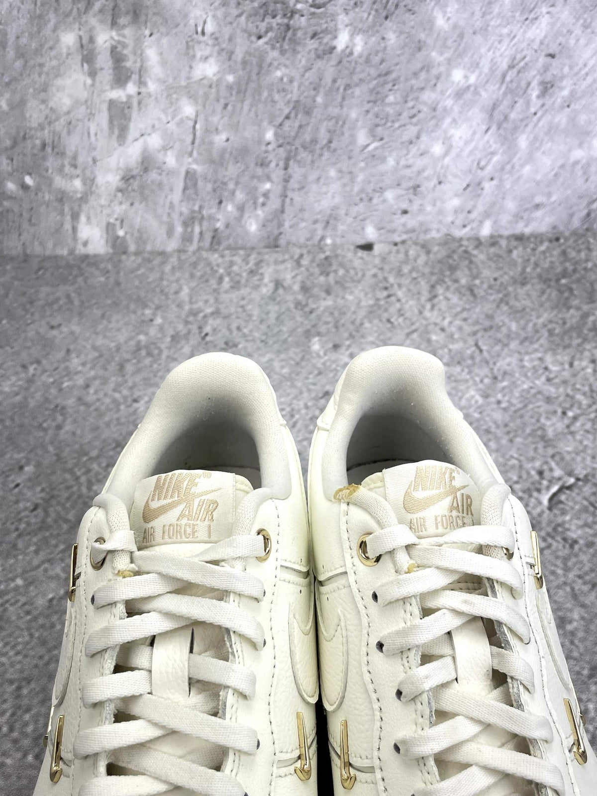 Nike Air Force 1 Low — buty sportowe damskie w bardzo dobrym stanie rozmiar 38, zapiętki butów