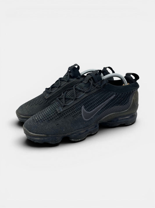 Nike Air VaporMax 2021 FK “Triple Black” Triple Black — buty sportowe męskie w bardzo dobrym stanie rozmiar 42, widok z boku