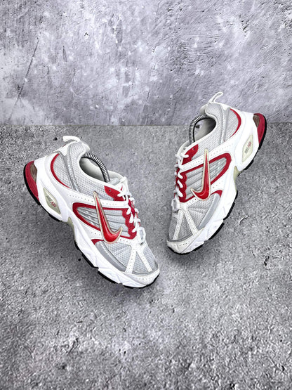 Nike V5 RNR — buty sportowe damskie w bardzo dobrym stanie rozmiar 38, widok z góry na zewnętrzną stronę butów