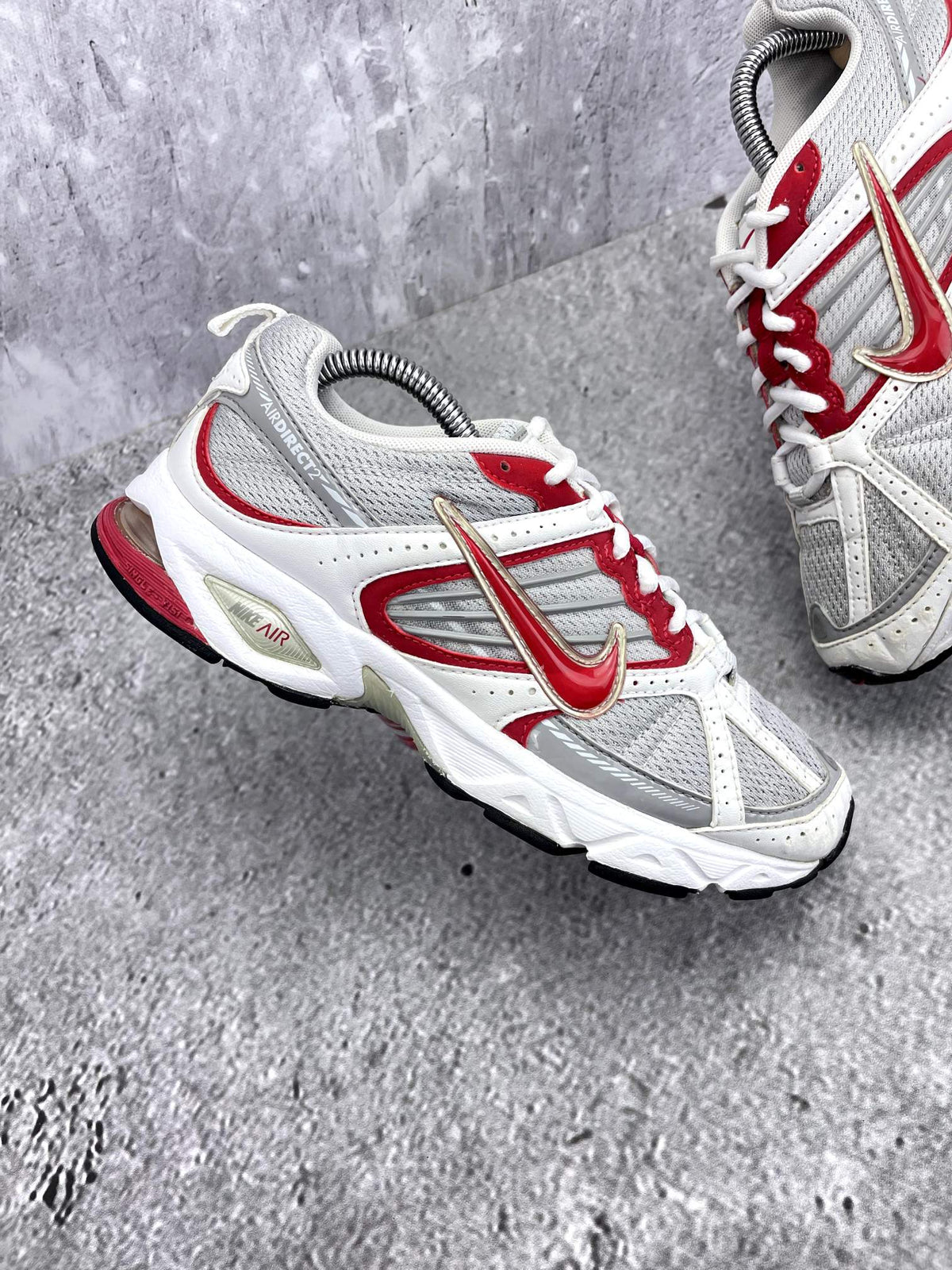 Nike V5 RNR — buty sportowe damskie w bardzo dobrym stanie rozmiar 38, zewnętrzny panel prawego buta