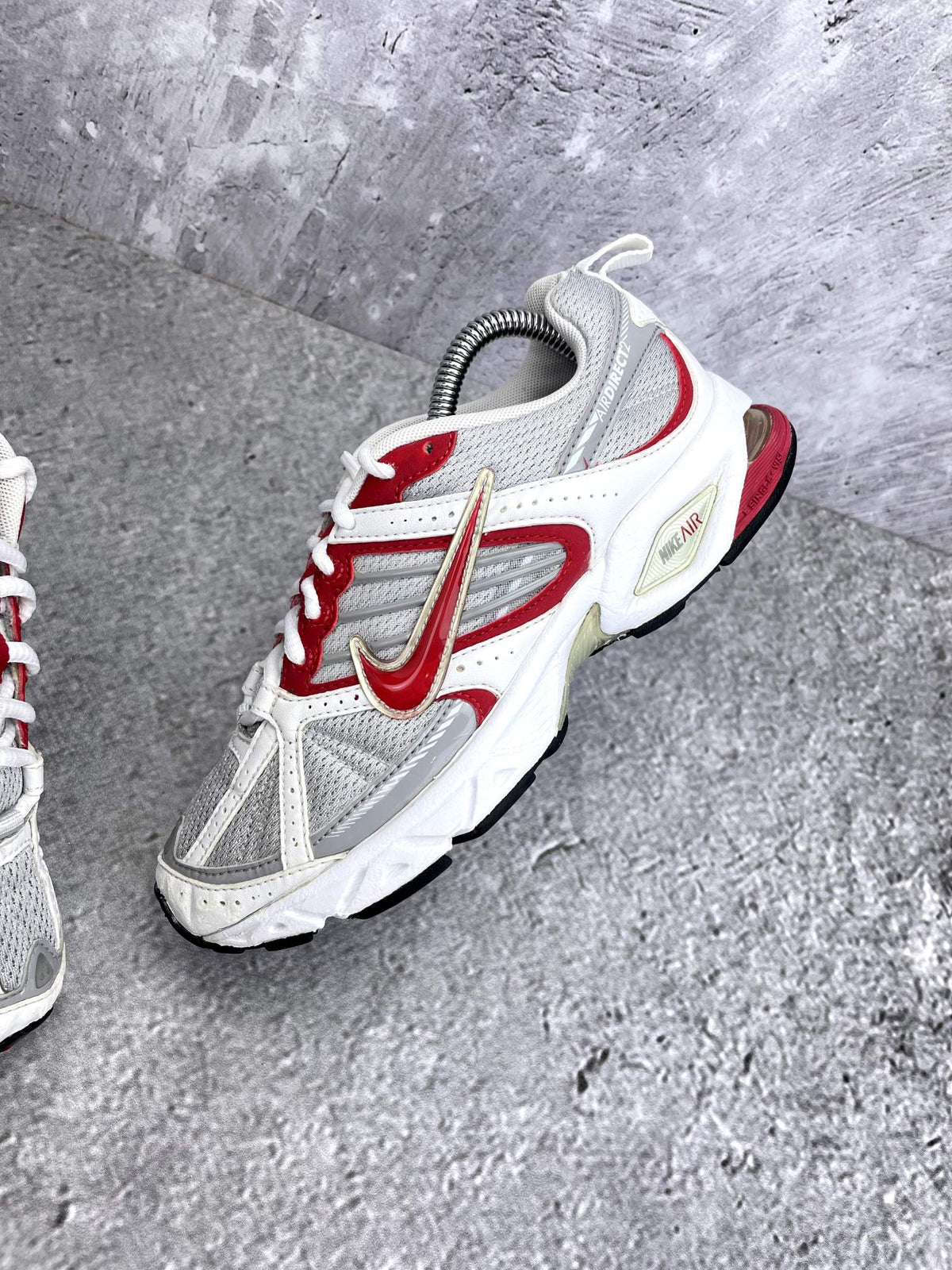 Nike V5 RNR — buty sportowe damskie w bardzo dobrym stanie rozmiar 38, zewnętrzny panel lewego buta