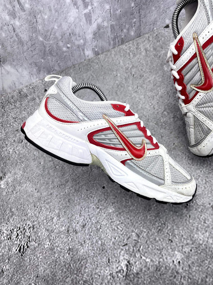 Nike V5 RNR — buty sportowe damskie w bardzo dobrym stanie rozmiar 38, wewnętrzny panel lewego buta